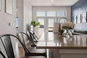 Dining - Blue Haven - Pool, City Views, Free Parking (Charlotte)