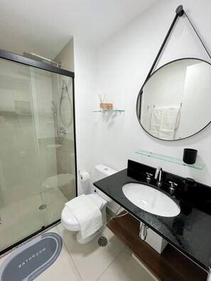 Dusche, Haartrockner, Handtücher, Seife