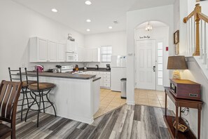 Micro-ondes, four, plaque de cuisson, lave-vaisselle