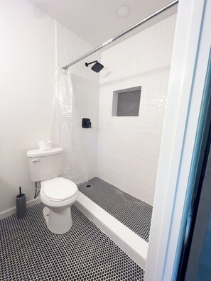 Bathroom - Adorable 2-bedroom bungalow with AC in wonderful Decatur (Decatur)