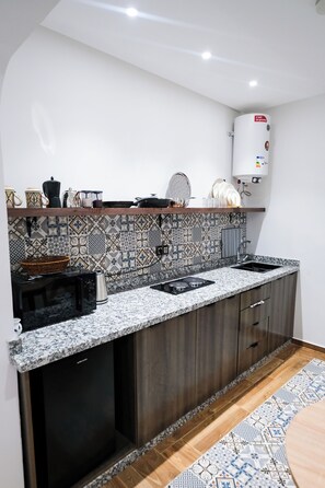 冷蔵庫、電子レンジ、コンロ、電気ポット