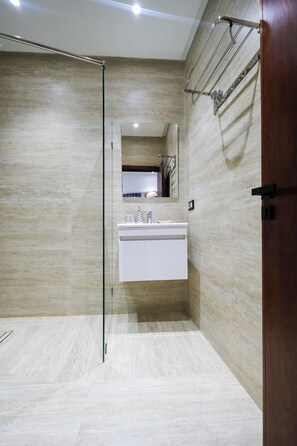 Dusche, Haartrockner, Bidet, Handtücher