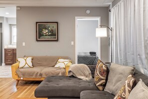 TV, fireplace - 3-bedroom house in marvelous Rosemead with cool AC breeze (Rosemead)