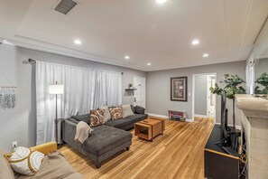 Televisión y chimenea 