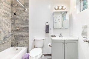 Secadora de cabello, toallas, jabón, papel de baño 