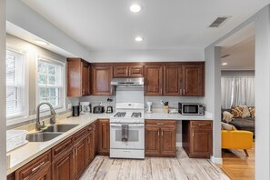 Microwave, oven, stovetop - 3-bedroom house in marvelous Rosemead with cool AC breeze (Rosemead)