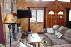 Smart TV - Cozy cabin + Game Loft! Close to slopes & stores. (Big Bear Lake)