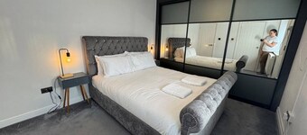 Spacious Open-Plan Modern House w/ Garden&Parking