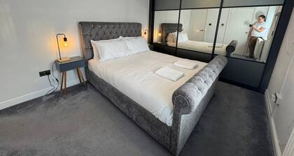 Spacious Open-Plan Modern House w/ Garden&Parking