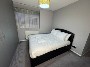 6 quartos, ferros/tábuas de passar roupa, Wi-Fi de cortesia