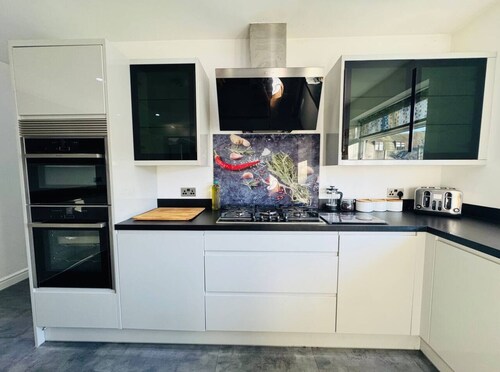 Spacious Open-Plan Modern House w/ Garden&Parking