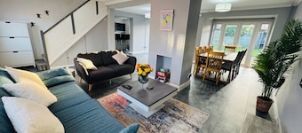 Spacious Open-Plan Modern House w/ Garden&Parking