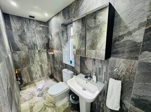 Douche, serviettes fournies, savon, papier de toilette