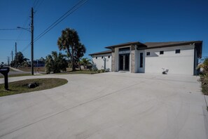 Property grounds - Spacious 4-bedroom house in peaceful North Port with AC (North Port)
