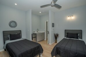 4 bedrooms, iron/ironing board, WiFi, bed sheets - Spacious 4-bedroom house in peaceful North Port with AC (North Port)