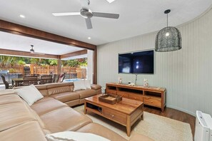 TV - La Playa - Sleeps 10, Pet Friendly, Pool, Gym, Fire pit & room for the whole crew (Coffs Harbour)