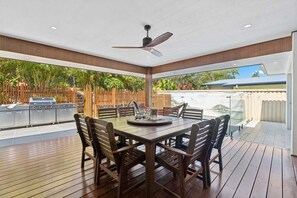 Outdoor dining - La Playa - Sleeps 10, Pet Friendly, Pool, Gym, Fire pit & room for the whole crew (Coffs Harbour)