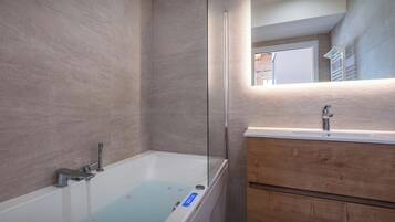 Een douche, een haardroger, handdoeken