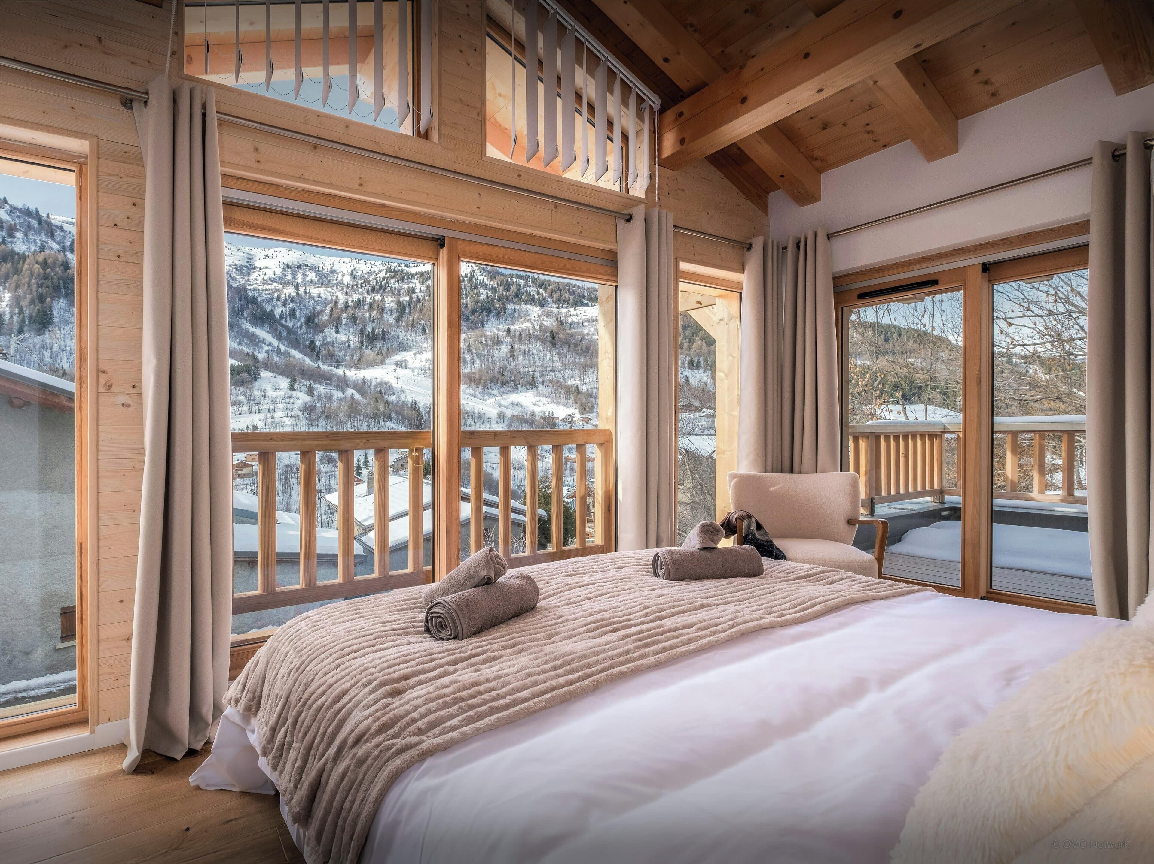 Een strijkplank/strijkijzer, wifi, beddengoed