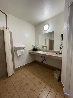 Combined shower/tub, jetted tub, hair dryer, towels - Palm Tropics Motel (Glendora)