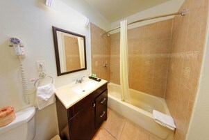 Bañera con ducha, bañera de hidromasaje, secador de pelo, toallas