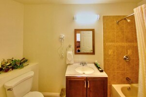 Bañera con ducha, bañera de hidromasaje, secador de pelo, toallas