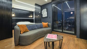Estudio urbano, balcón, vista a la ciudad | Área de sala de estar | Smart TV de 60 pulgadas con canales digitales y servicios de streaming