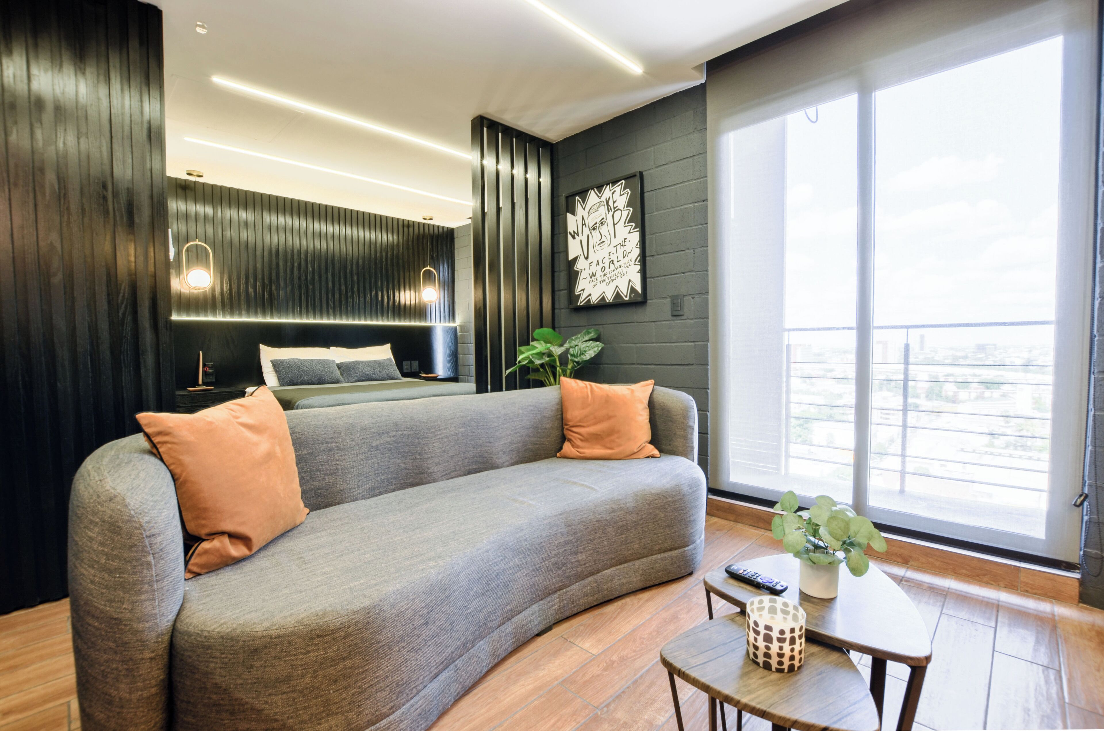 Estudio urbano, balcón, vista a la ciudad | Área de sala de estar | Smart TV de 60 pulgadas con canales digitales y servicios de streaming 