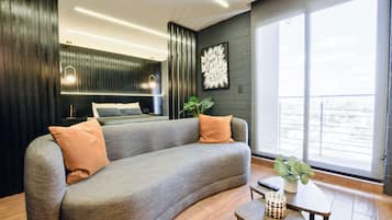 Estudio urbano, balcón, vista a la ciudad | Área de sala de estar | Smart TV de 60 pulgadas con canales digitales y servicios de streaming