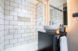 Studio Ville, balcon, vue ville | Salle de bain