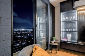 Studio trung tâm thành phố, ban công, quang cảnh thành phố | Khu phòng khách | Smart TV 60-inch có truyền hình kỹ thuật số, dịch vụ stream 