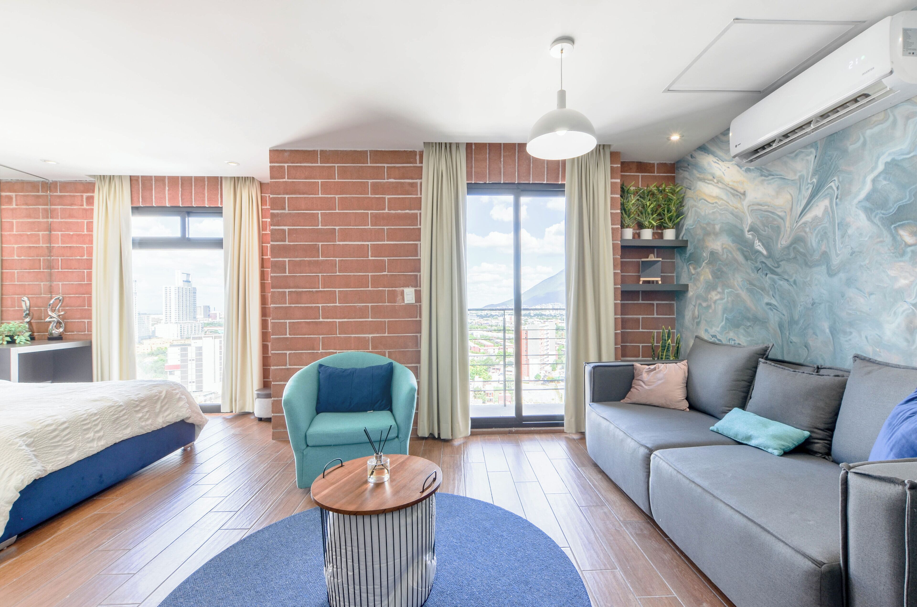 Estudio Confort, balcón, vista a la ciudad | Área de sala de estar | Smart TV de 60 pulgadas con canales digitales y servicios de streaming 