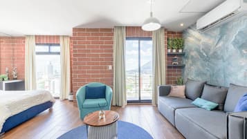 Estudio Confort, balcón, vista a la ciudad | Área de sala de estar | Smart TV de 60 pulgadas con canales digitales y servicios de streaming