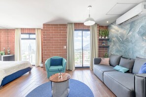 Comfort Studio, Balcony, City View | Living area | 60-inch Smart TV with digital channels, streaming services - Barrio Vergel (Monterrey)