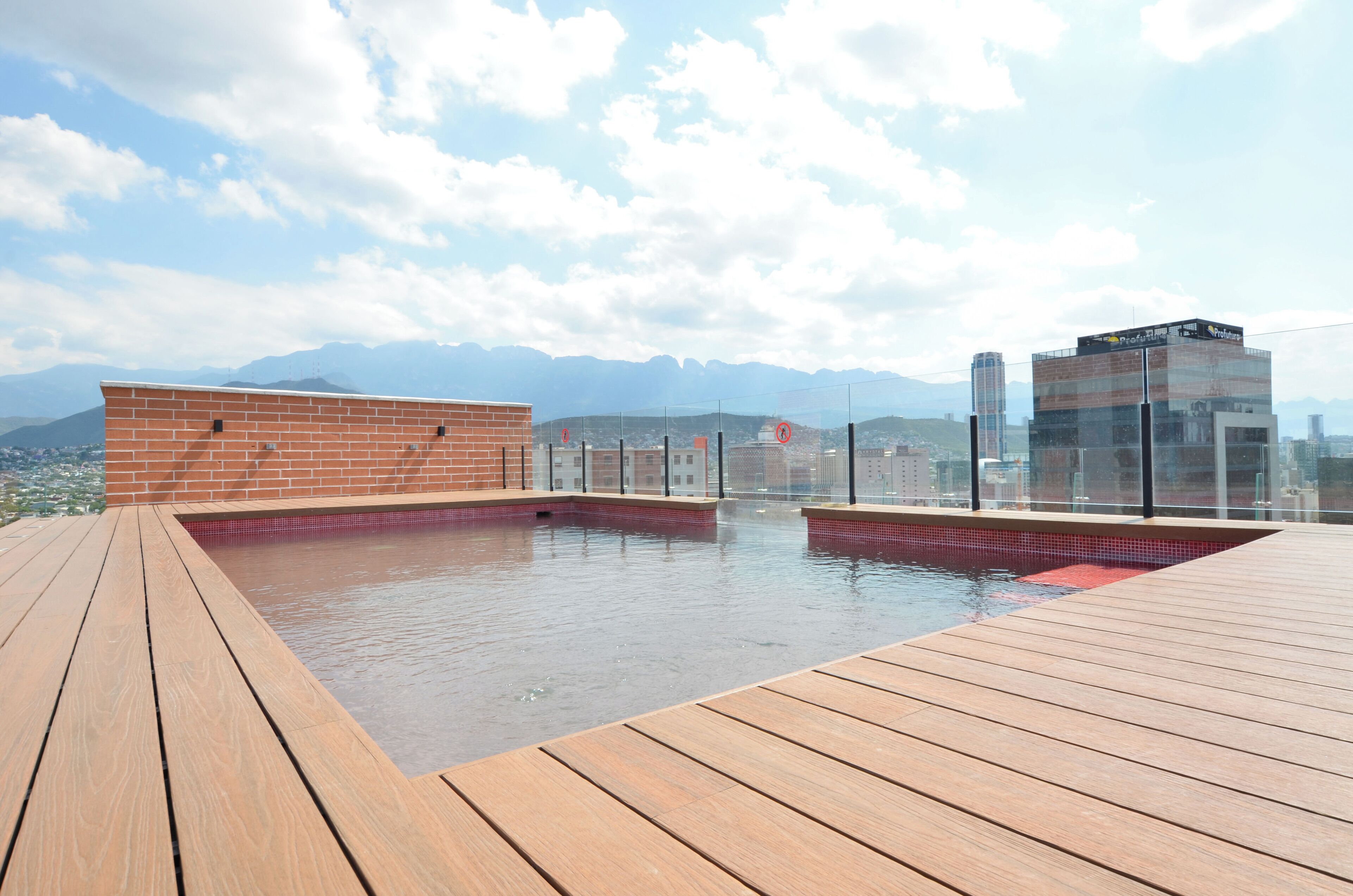 季节性开放的室外游泳池