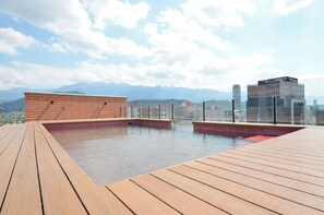 Kolam renang terbuka bermusim 