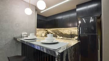 Estudio urbano, balcón, vista a la ciudad | Cocina privada | Licuadora, plancha de cocina y artículos de limpieza