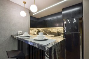 City Studio, Balcony, City View | Private kitchen | Blender, griddle, cleaning supplies - Barrio Vergel (Monterrey)