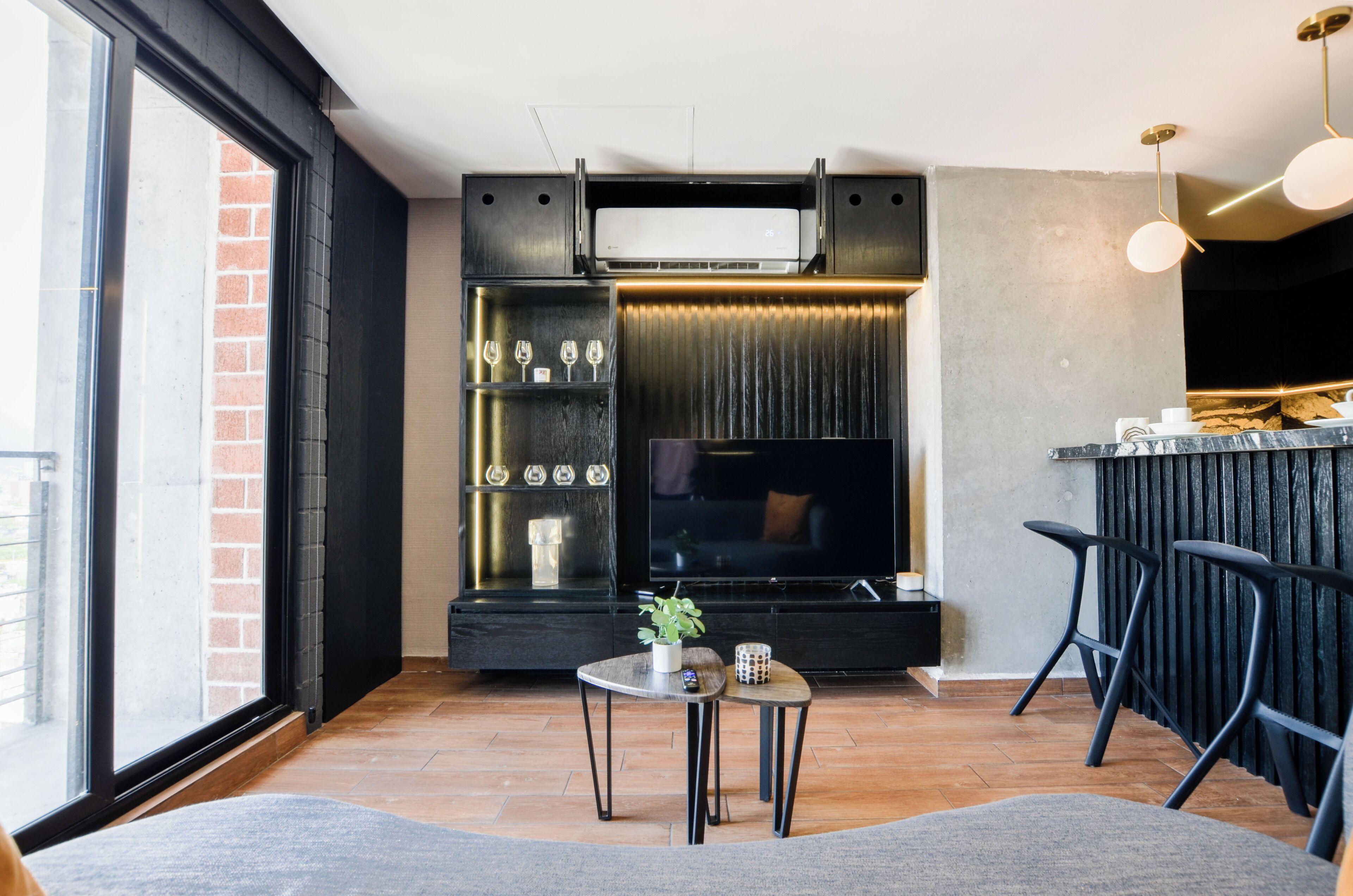 城市开间, 阳台, 城市景观 | 起居区 | 60-英寸智能电视 （配备数码频道）、流媒体服务