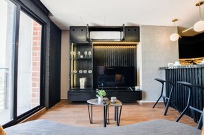 City Studio, Balcony, City View | Living area | 60-inch Smart TV with digital channels, streaming services - Barrio Vergel (Monterrey)