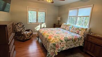 3 bedrooms, iron/ironing board, WiFi, bed sheets