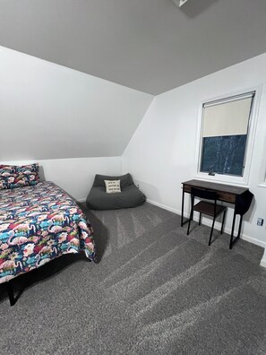 3 slaapkamers, een strijkplank/strijkijzer, wifi, beddengoed