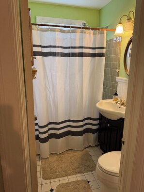 Haartrockner, Handtücher, Seife, Toilettenpapier