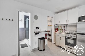 Fridge, microwave, oven, stovetop - Studio w/pool, patio & steps to beach (Deerfield Beach)