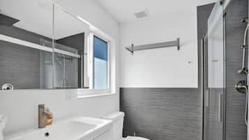 SĂšche-cheveux, serviettes fournies