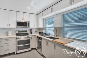 雪櫃、微波爐、焗爐、爐具