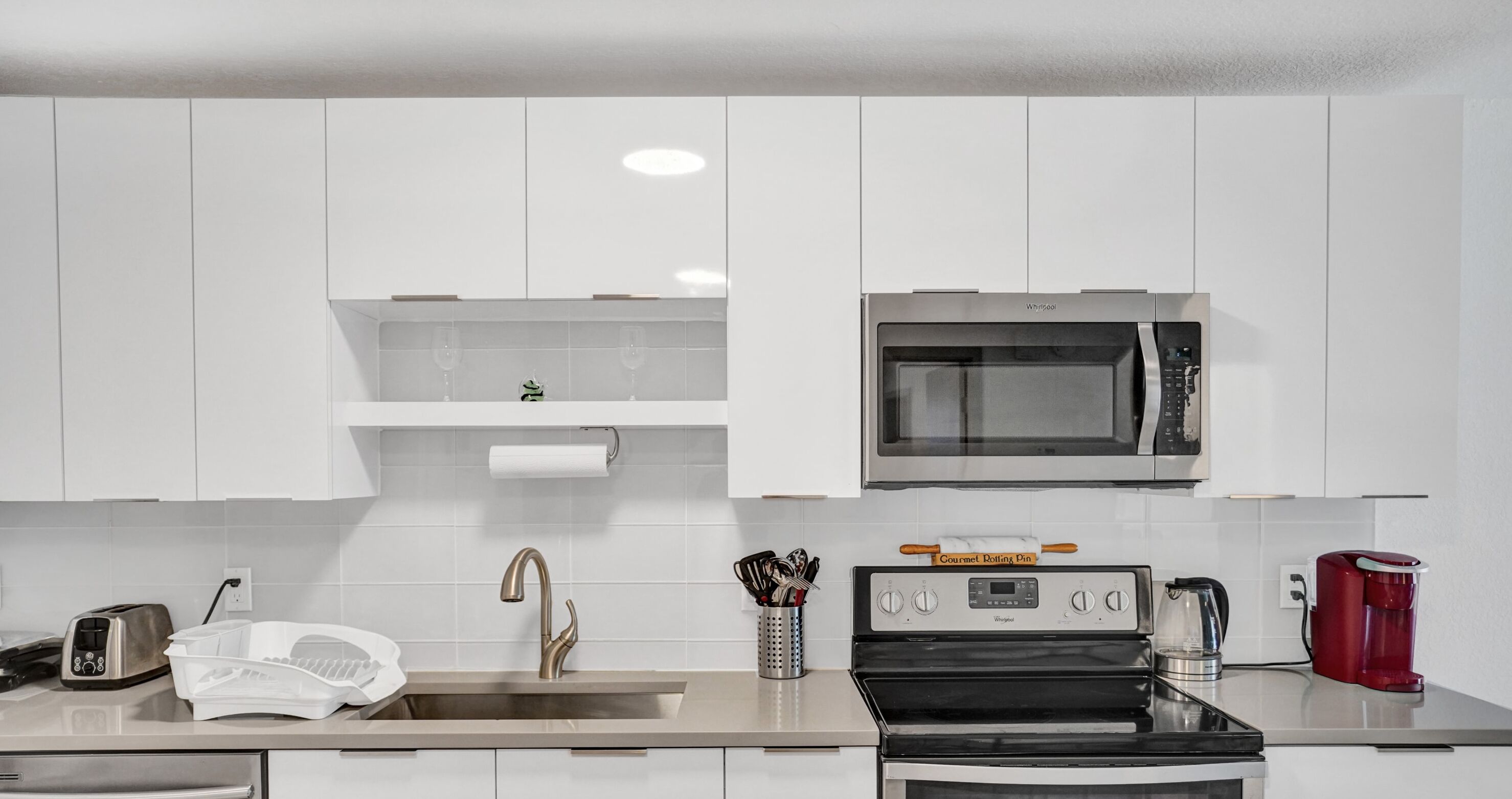 Geladeira, micro-ondas, fogão, cooktop