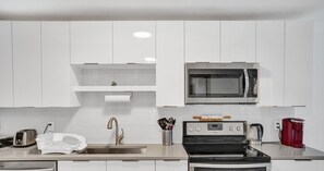 Een koelkast, een magnetron, een oven, een kookplaat