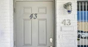 A white door with the number 43, a mailbox, and a light fixture on the wall. - Private house w/pool & patio (Deerfield Beach)