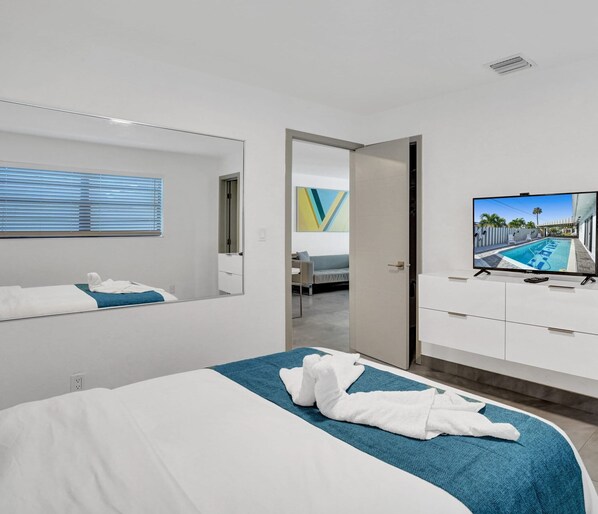 Een strijkplank/strijkijzer, wifi, beddengoed